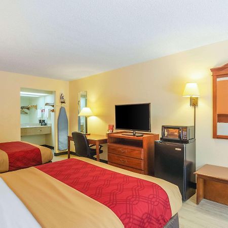 Econo Lodge Inn & Suites Гълфпорт Екстериор снимка