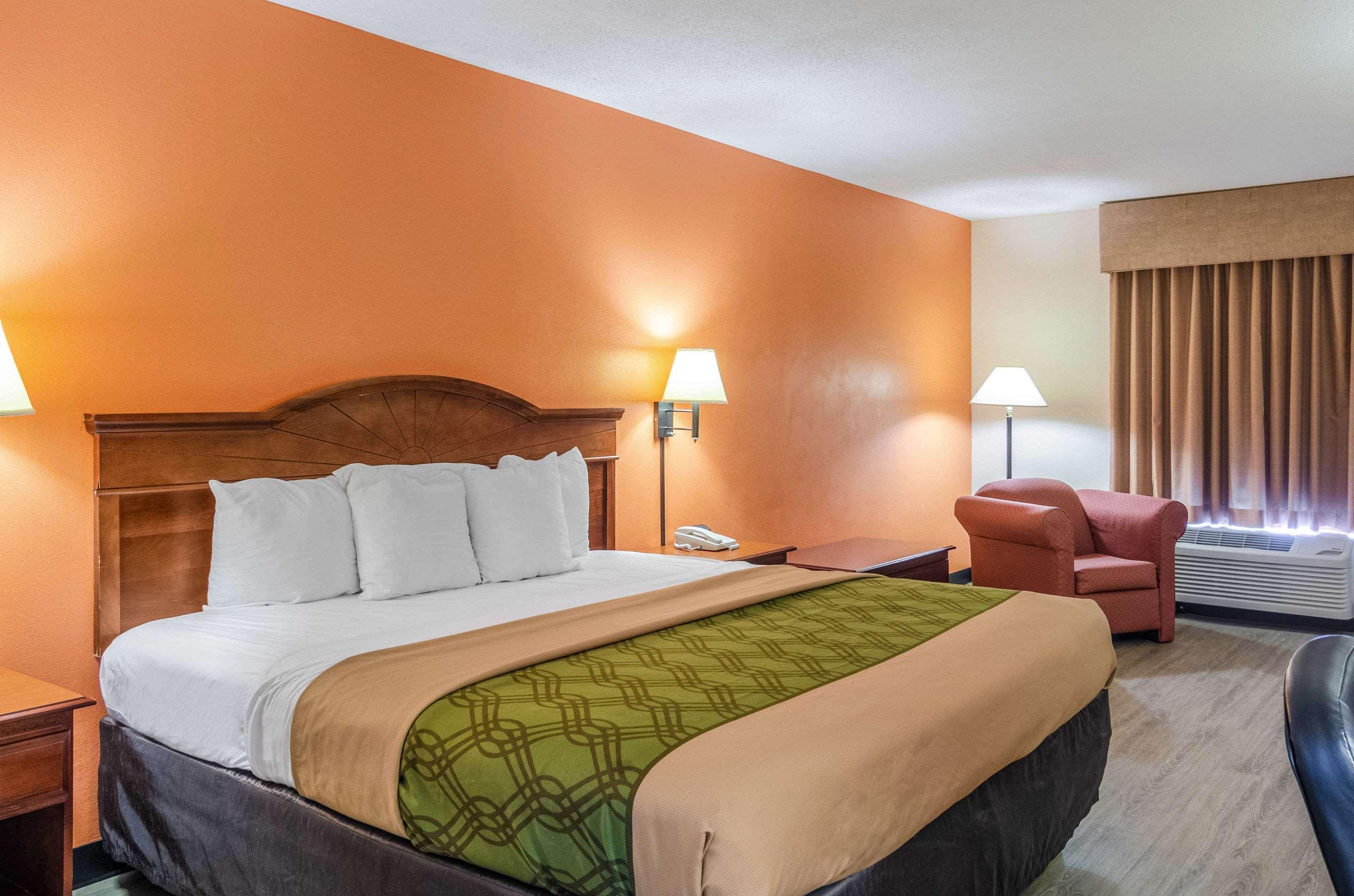Econo Lodge Inn & Suites Гълфпорт Екстериор снимка