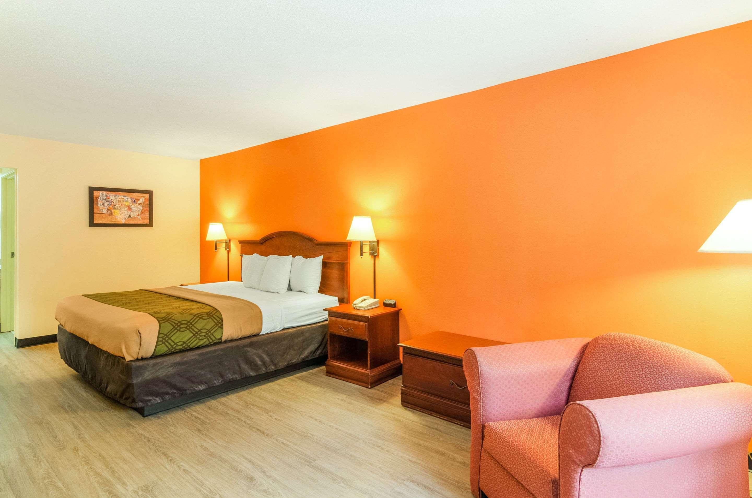 Econo Lodge Inn & Suites Гълфпорт Екстериор снимка
