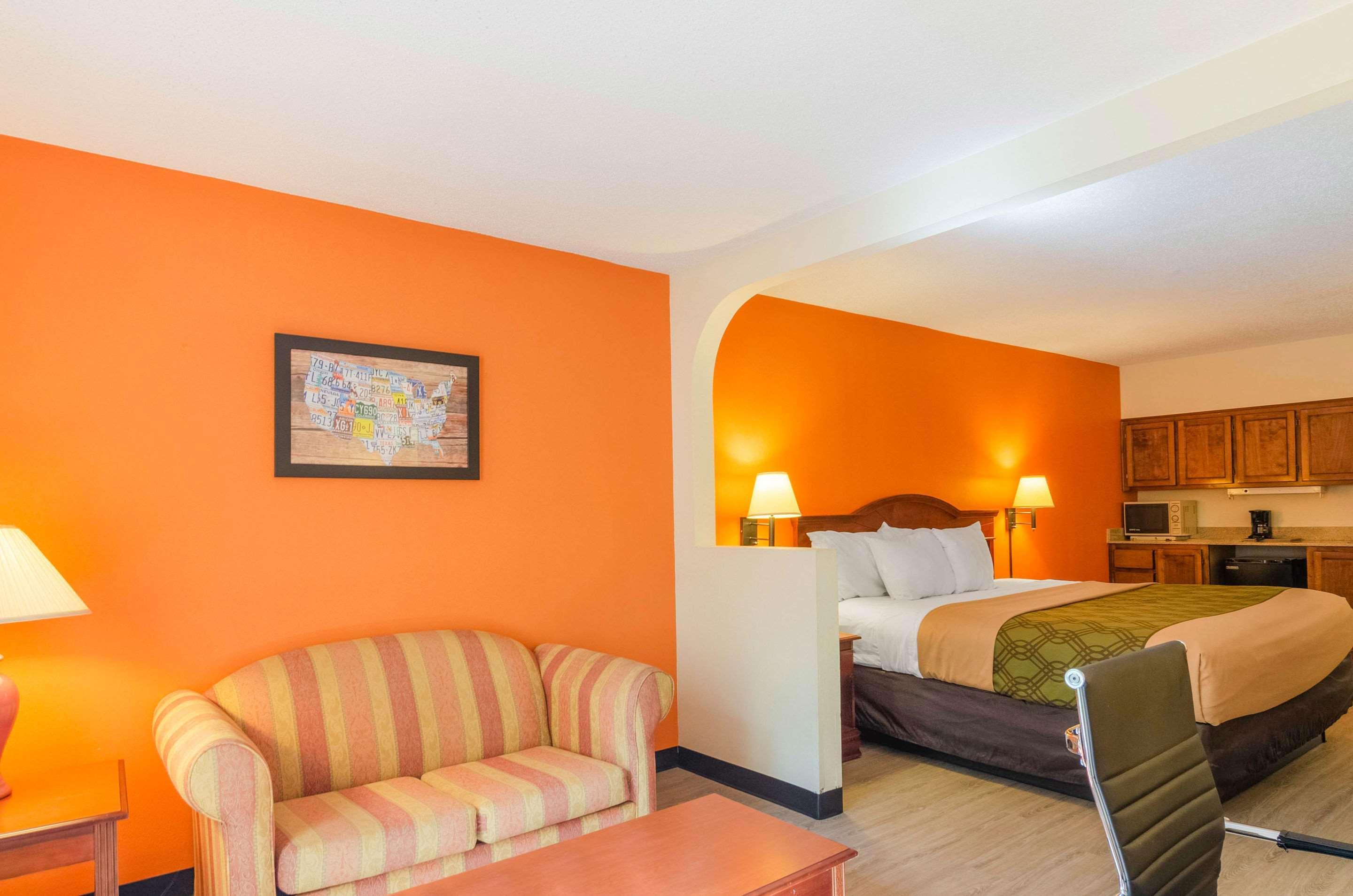 Econo Lodge Inn & Suites Гълфпорт Екстериор снимка