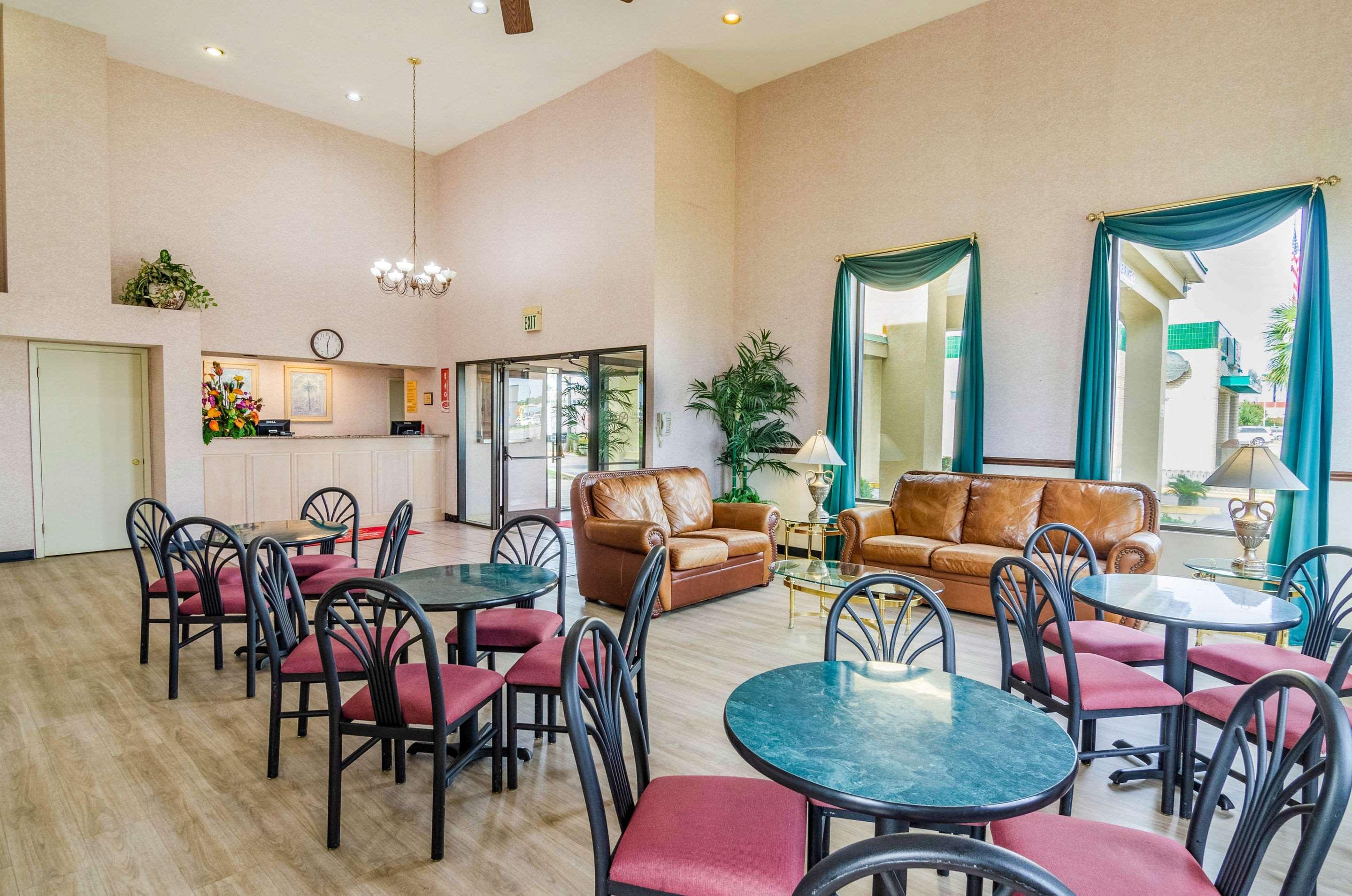 Econo Lodge Inn & Suites Гълфпорт Екстериор снимка