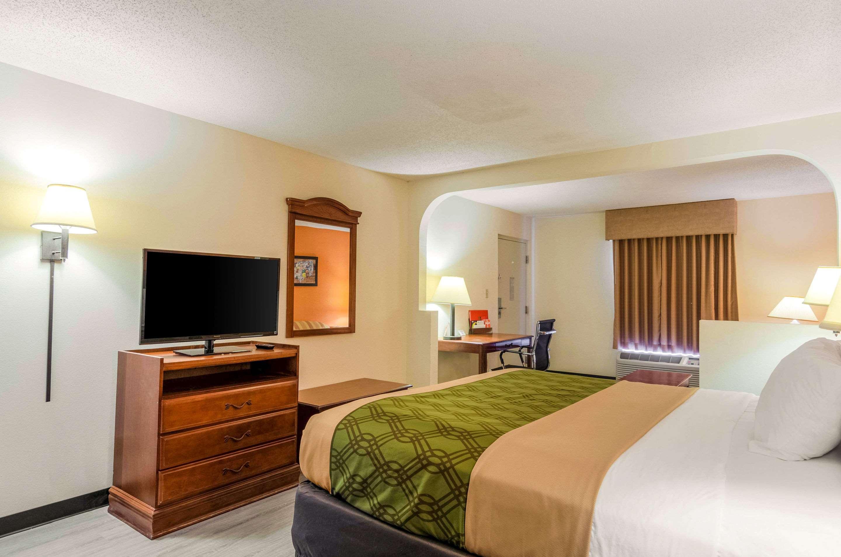 Econo Lodge Inn & Suites Гълфпорт Екстериор снимка
