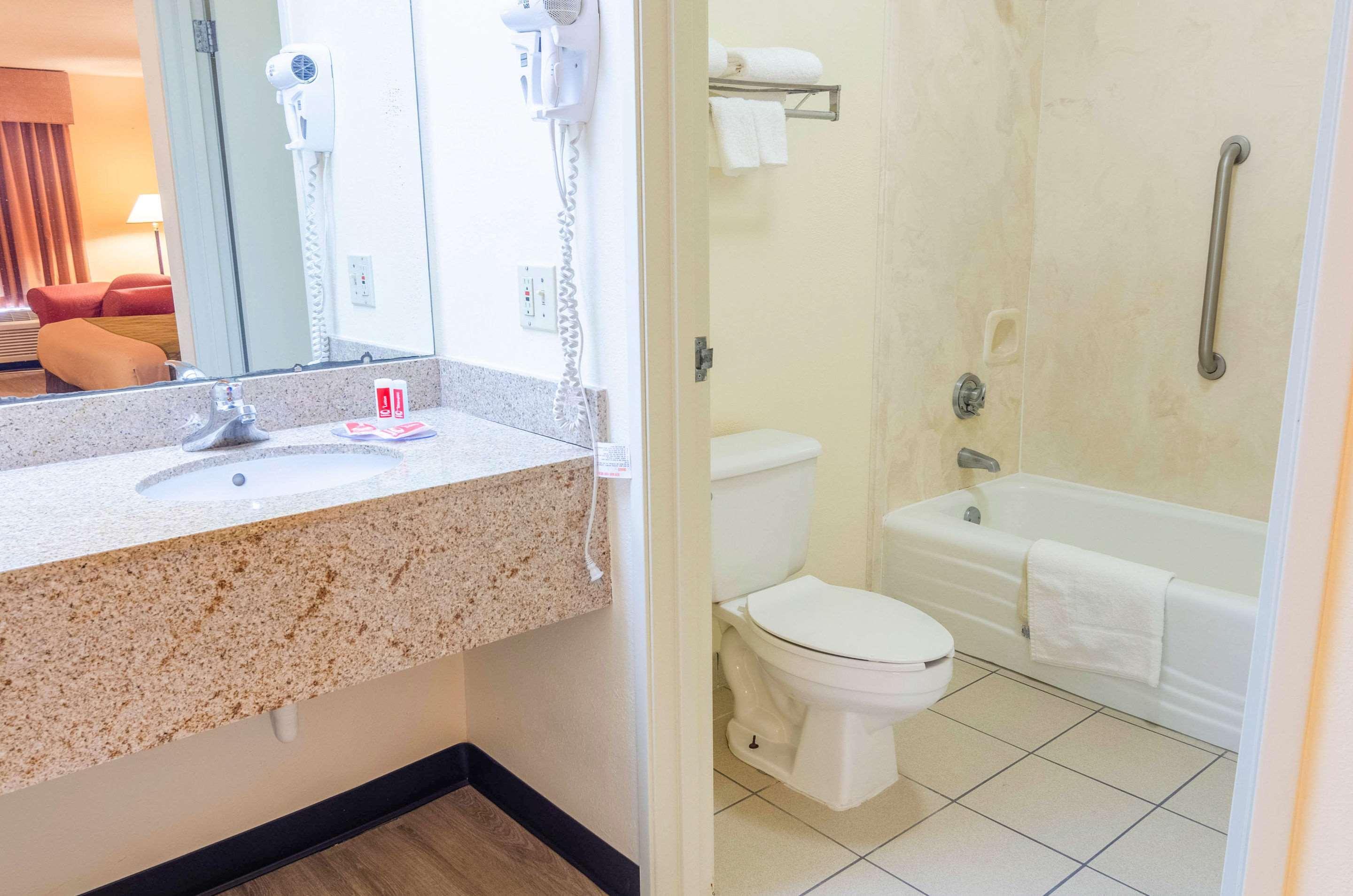 Econo Lodge Inn & Suites Гълфпорт Екстериор снимка