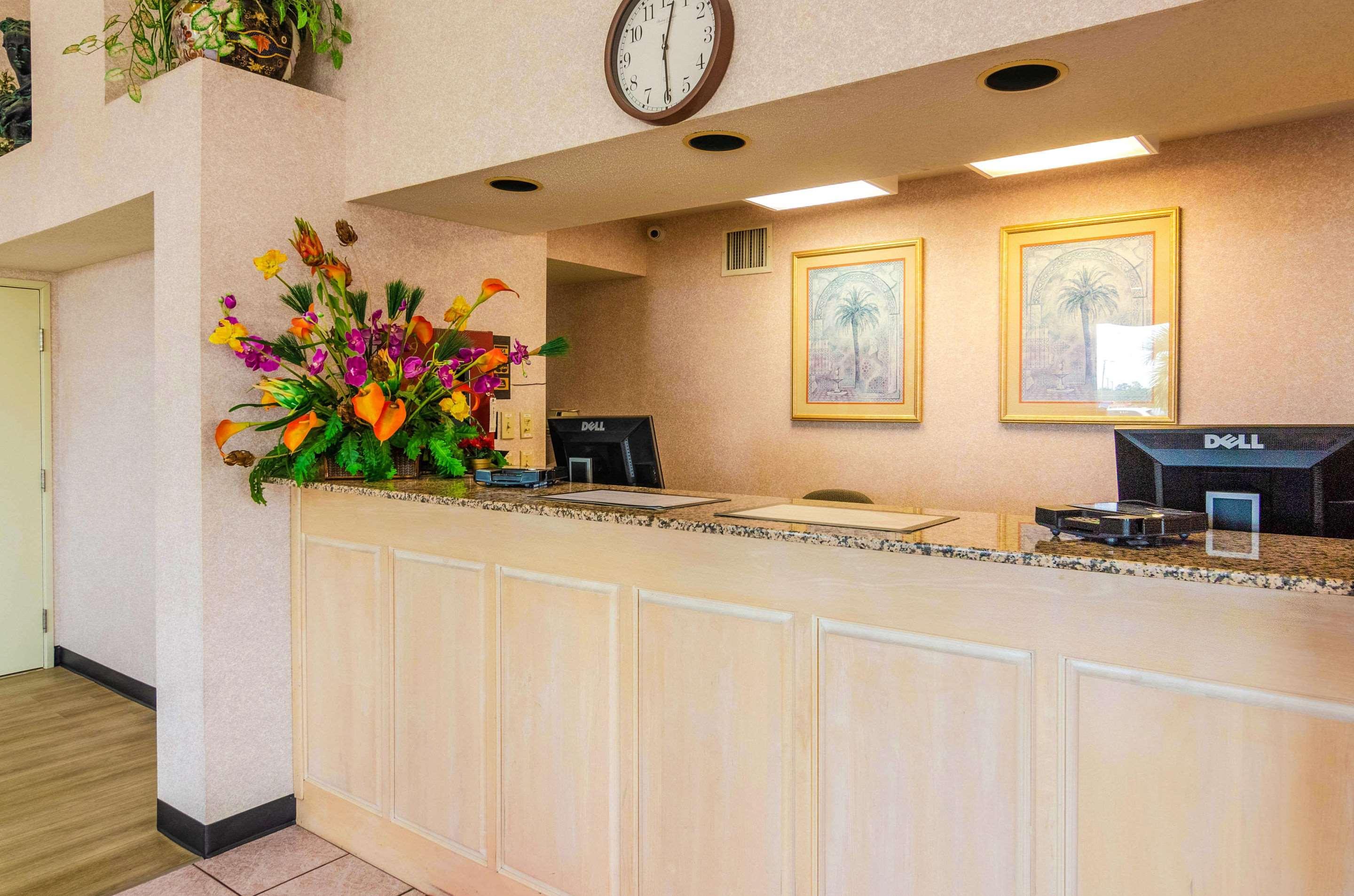 Econo Lodge Inn & Suites Гълфпорт Екстериор снимка
