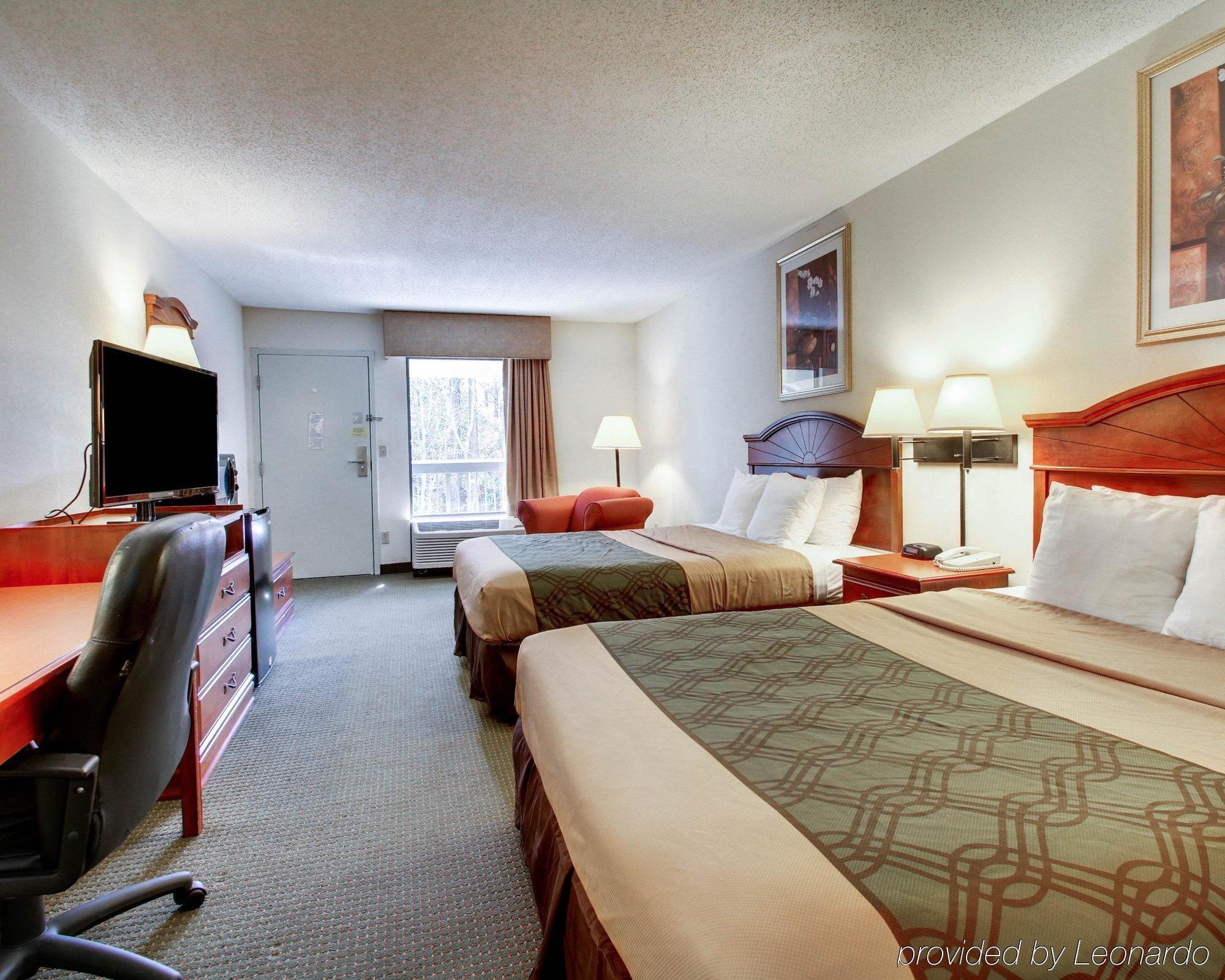Econo Lodge Inn & Suites Гълфпорт Екстериор снимка