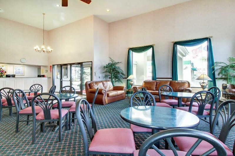 Econo Lodge Inn & Suites Гълфпорт Екстериор снимка